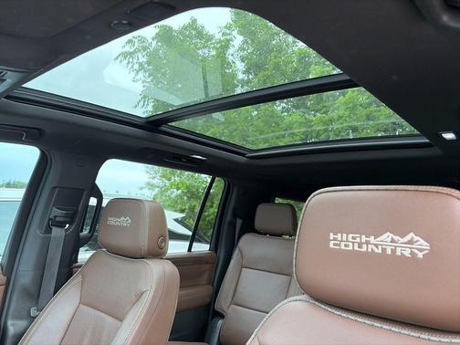 Iridescent Pearl Tricoat 2022 Chevrolet Suburban 4WD High Country