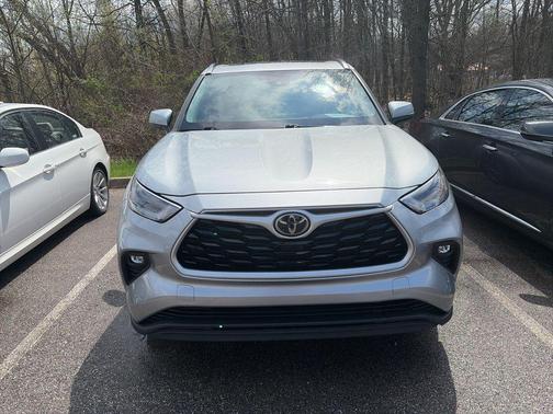 Celestial Silver Metallic 2021 Toyota Highlander XLE