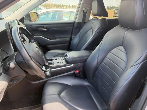 Celestial Silver Metallic 2021 Toyota Highlander XLE