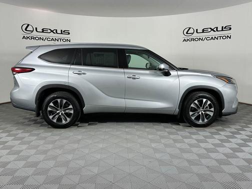 Celestial Silver Metallic 2021 Toyota Highlander XLE