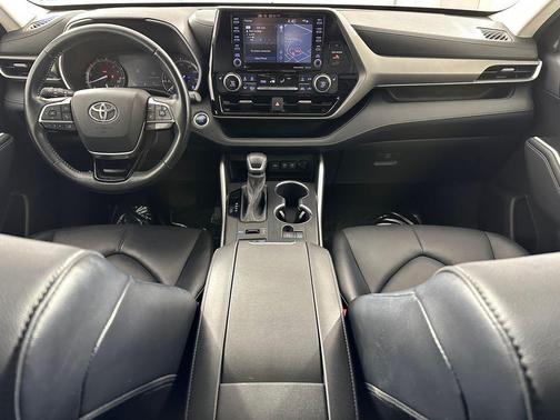 Celestial Silver Metallic 2021 Toyota Highlander XLE