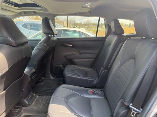 Celestial Silver Metallic 2021 Toyota Highlander XLE