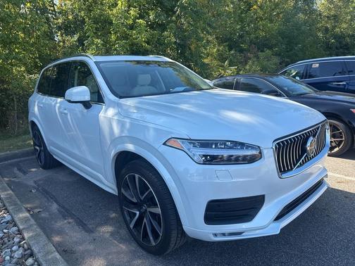2022 Volvo XC90 T6 Momentum