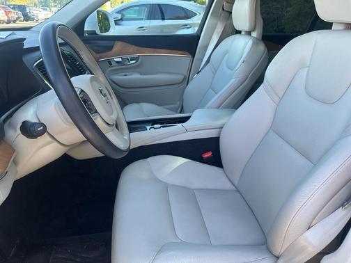 2022 Volvo XC90 T6 Momentum