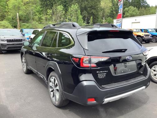 Crystal Black Silica 2025 Subaru Outback Limited