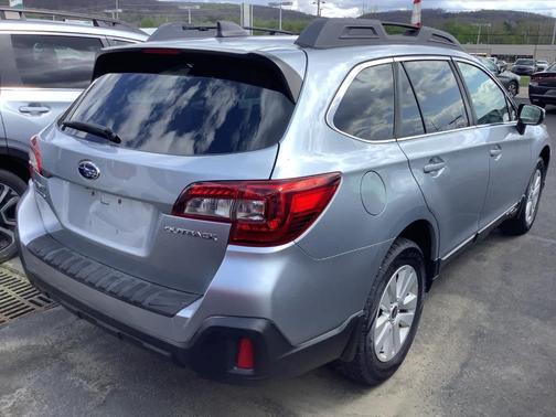 Ice Silver Metallic 2019 Subaru Outback 2.5i Premium
