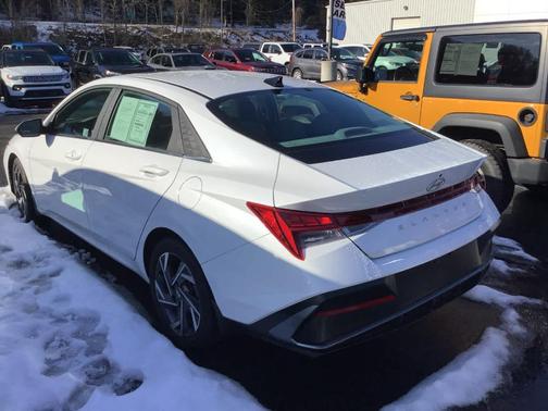 2024 Hyundai ELANTRA SEL
