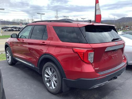 Rapid Red Metallic Tinted Clearcoat 2024 Ford Explorer XLT
