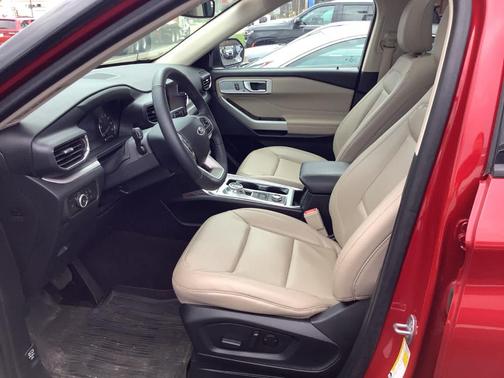 Rapid Red Metallic Tinted Clearcoat 2024 Ford Explorer XLT