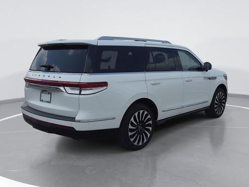 Pristine White Metallic Tri-Coat 2022 Lincoln Navigator Black Label
