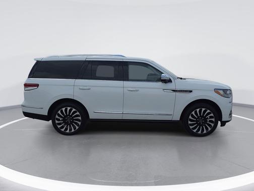 Pristine White Metallic Tri-Coat 2022 Lincoln Navigator Black Label