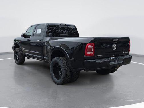 Diamond Black Crystal Pearlcoat 2021 RAM 3500 Limited Crew Cab 4x4 8' Box