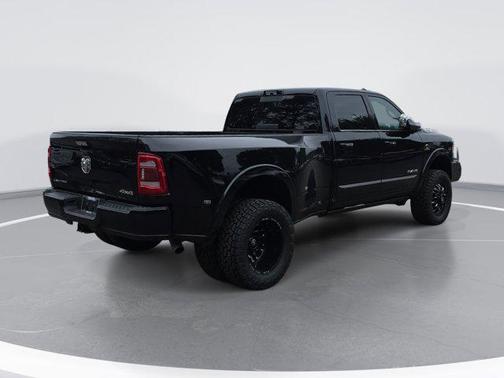 Diamond Black Crystal Pearlcoat 2021 RAM 3500 Limited Crew Cab 4x4 8' Box