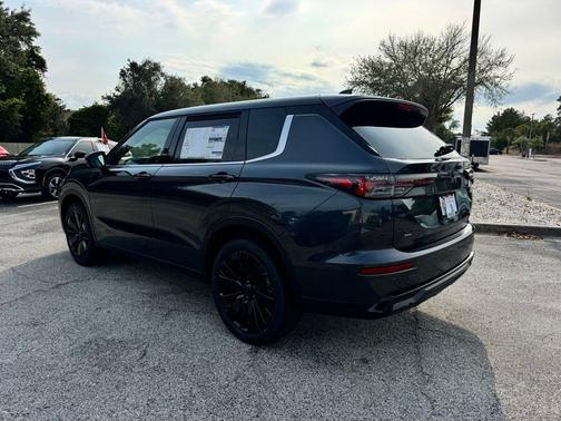 Graphite Gray 2026 Mitsubishi Outlander LE