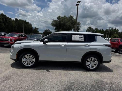2025 Mitsubishi Outlander ES