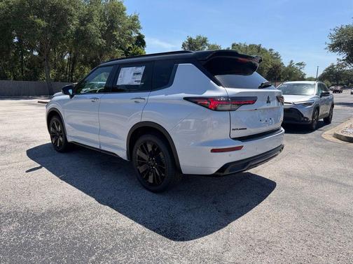 White Diamond / Black 2026 Mitsubishi Outlander Black Edition