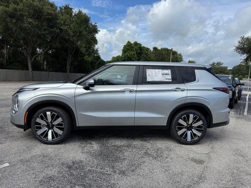 2025 Mitsubishi Outlander SE