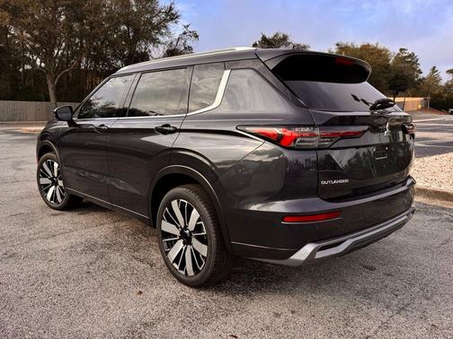 Graphite Gray 2026 Mitsubishi Outlander SEL