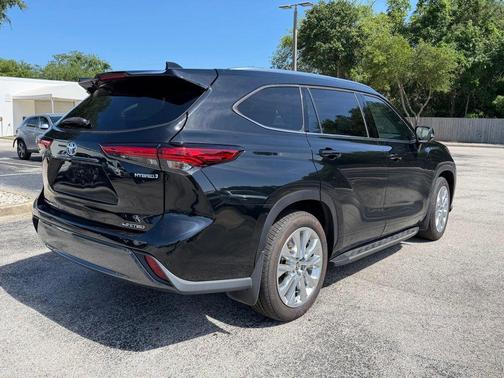 Midnight Black Metallic 2022 Toyota Highlander Hybrid Limited