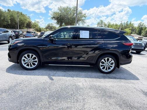 Midnight Black Metallic 2022 Toyota Highlander Hybrid Limited