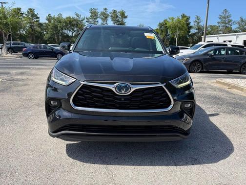 Midnight Black Metallic 2022 Toyota Highlander Hybrid Limited