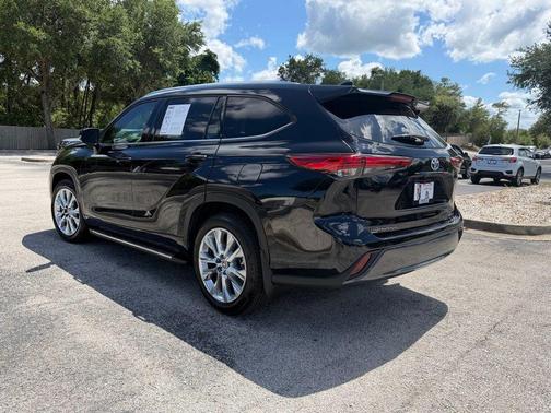 Midnight Black Metallic 2022 Toyota Highlander Hybrid Limited