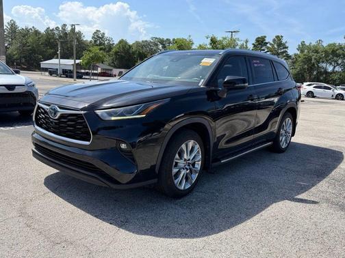 Midnight Black Metallic 2022 Toyota Highlander Hybrid Limited
