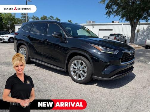 Midnight Black Metallic 2022 Toyota Highlander Hybrid Limited