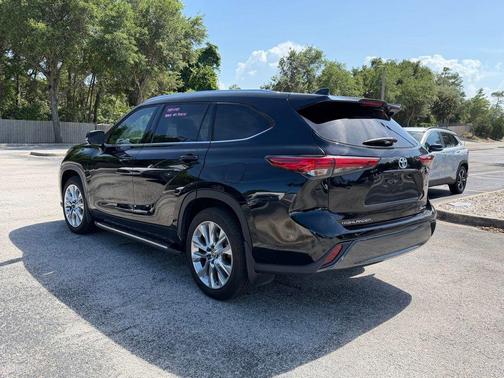 Midnight Black Metallic 2022 Toyota Highlander Hybrid Limited