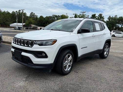 Bright White Clearcoat 2024 Jeep Compass Latitude