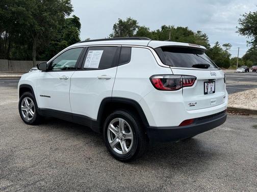 Bright White Clearcoat 2024 Jeep Compass Latitude