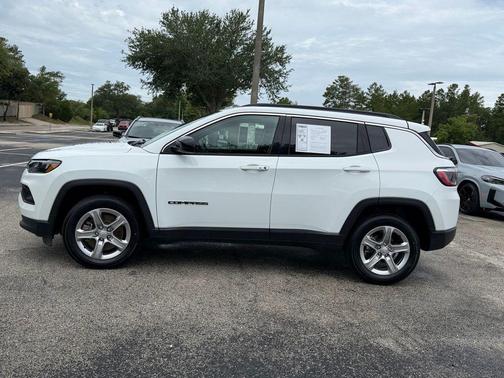 Bright White Clearcoat 2024 Jeep Compass Latitude