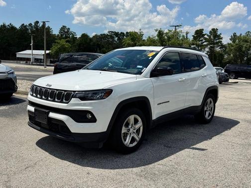 Bright White Clearcoat 2024 Jeep Compass Latitude