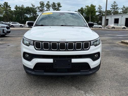Bright White Clearcoat 2024 Jeep Compass Latitude