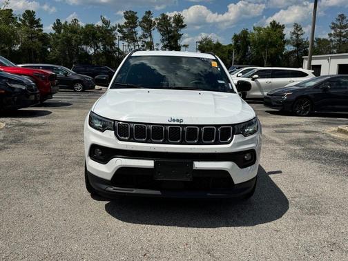 Bright White Clearcoat 2024 Jeep Compass Latitude