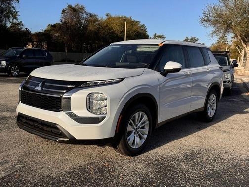 2026 Mitsubishi Outlander ES