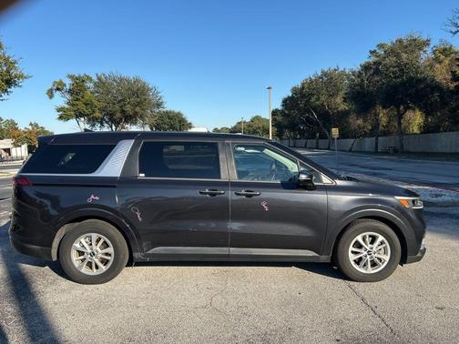 2024 Kia Carnival LX