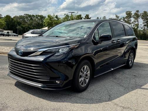 Midnight Black Metallic 2025 Toyota Sienna XLE