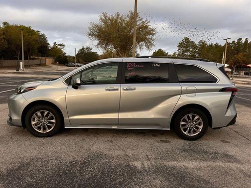 2025 Toyota Sienna XLE