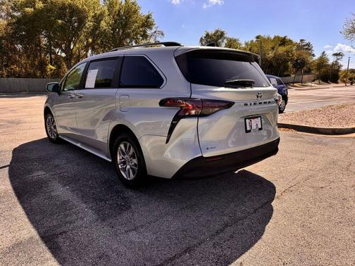 2025 Toyota Sienna XLE