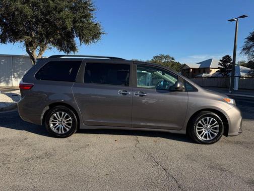 2020 Toyota Sienna XLE Premium