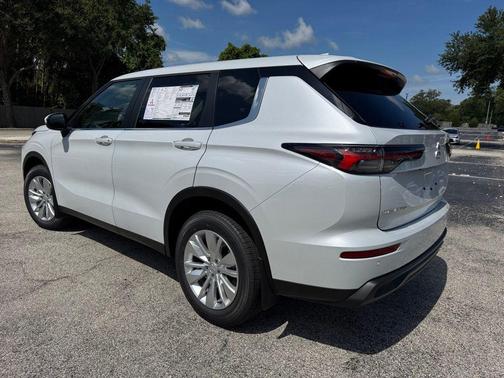 2025 Mitsubishi Outlander ES