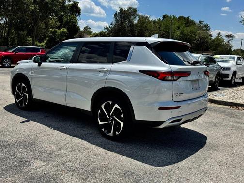 White Diamond 2023 Mitsubishi Outlander SE
