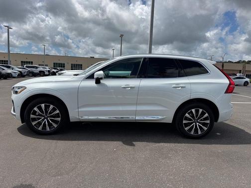 2023 Volvo XC60 B5 Plus Bright Theme