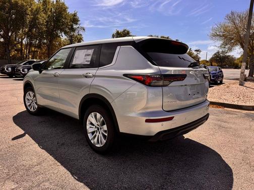 Alloy Silver Metallic 2026 Mitsubishi Outlander ES