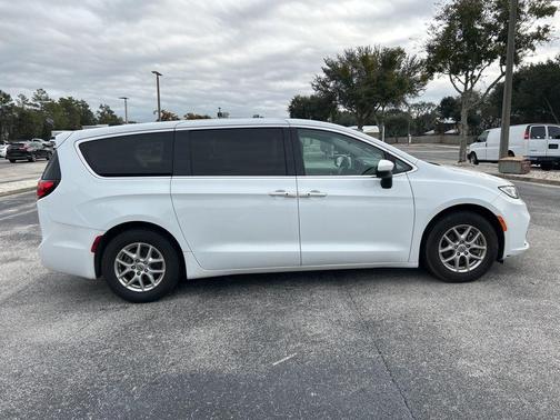 2023 Chrysler Pacifica Touring-L