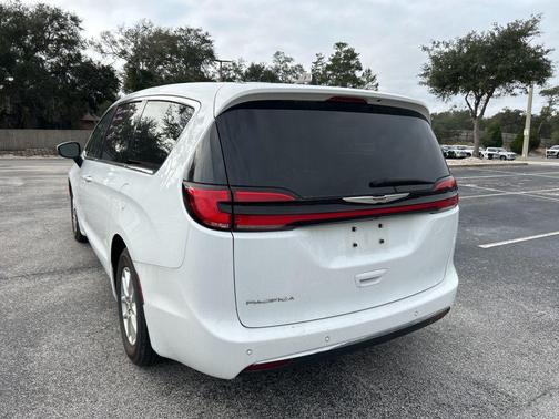 2023 Chrysler Pacifica Touring-L