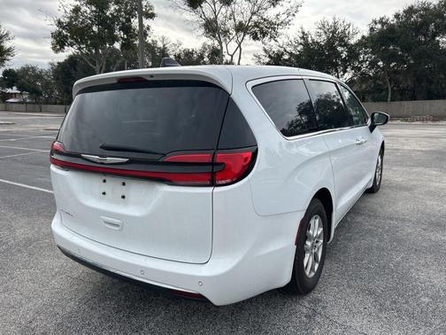 2023 Chrysler Pacifica Touring-L