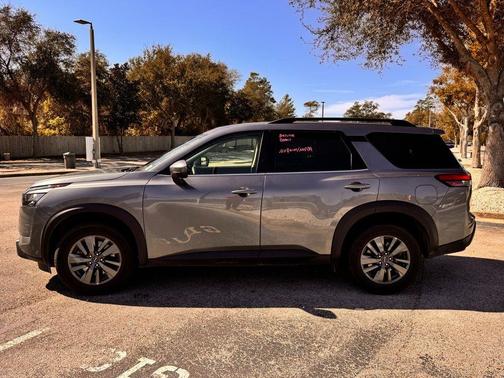 2024 Nissan Pathfinder SV