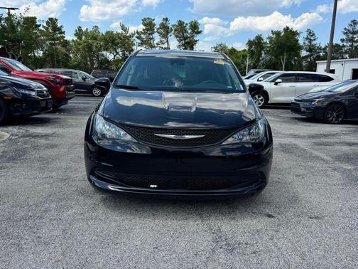 Brilliant Black Crystal Pearlcoat 2023 Chrysler Voyager LX